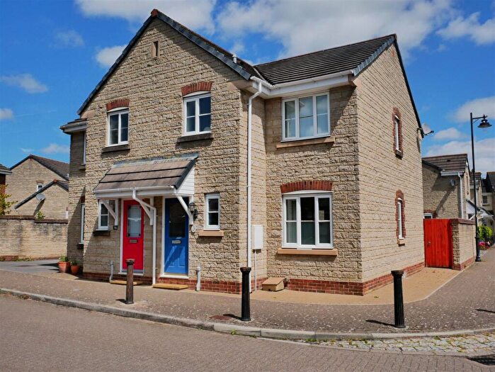 3 Bedroom Semi-Detached House For Sale In Springfield Drive, Calne, SN11