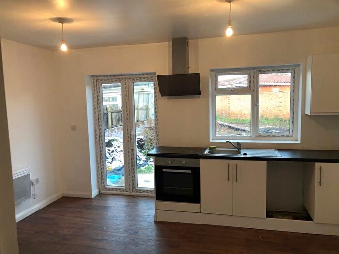 2 Bedroom Flat To Rent In Beavers Lane, Hounslow, TW4