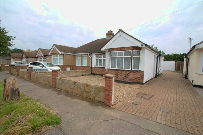 3 Bedroom Bungalow To Rent In Burleigh Gardens, Ashford, Middlesex, TW15