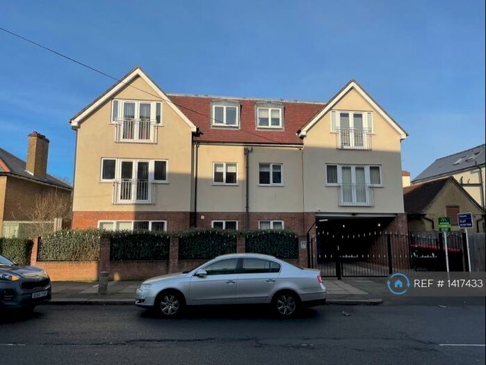 3 Bedroom Flat To Rent In Elma Court, Barnet, EN5