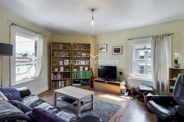 1 Bedroom Flat To Rent In Sandmere Road, Clapham North, SW4