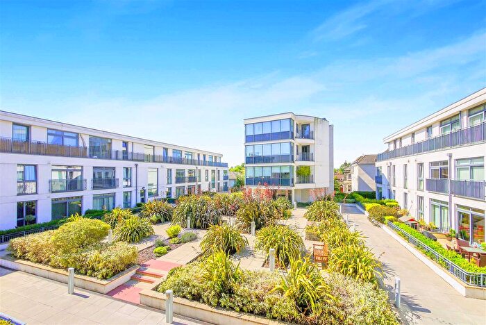 1 Bedroom Flat For Sale In Liberty House, Chertsey, KT16