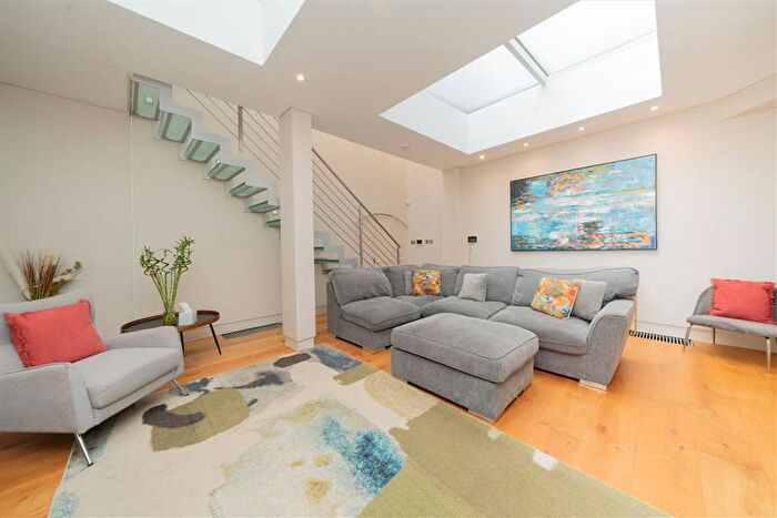 3 Bedroom Property To Rent In Queen's Gate Mews, South Kensington, SW7