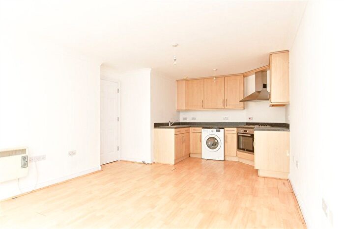 2 Bedroom Flat For Sale In Stuart Road, Gravesend, Kent, DA11