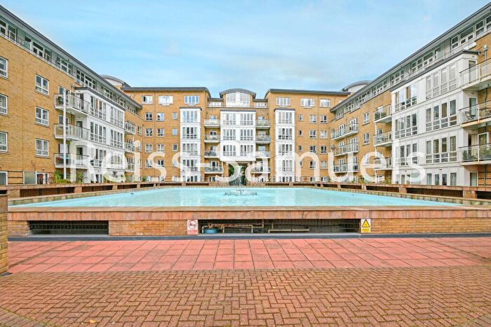 3 Bedroom Apartment To Rent In St Davids Square, Tower Hamlets, London, E14
