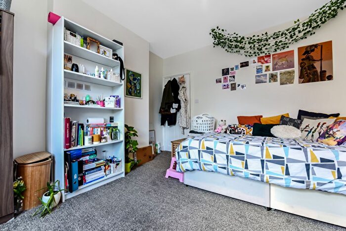 3 Bedroom Maisonette To Rent In Mitcham Road, Tooting, SW17