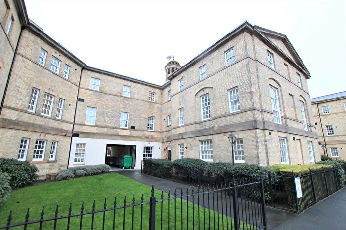2 Bedroom Flat To Rent In Parklands Manor, Wakefield, WF1