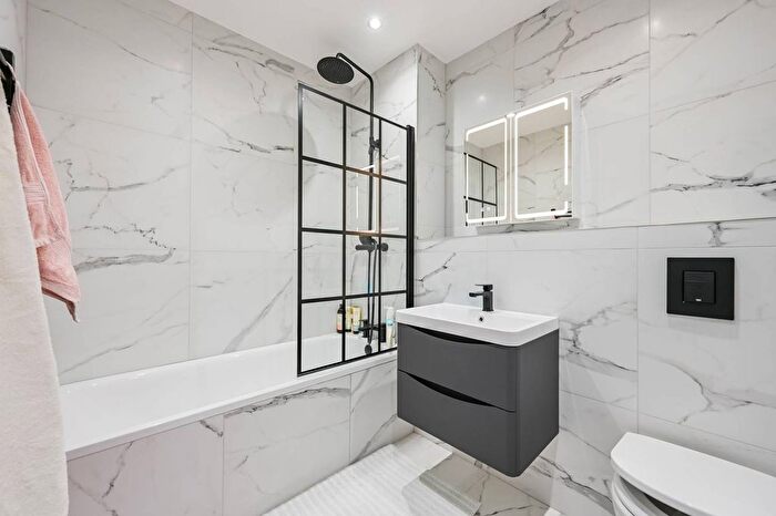 2 Bedroom Flat For Sale In Larkshall Road, Chingford, E4