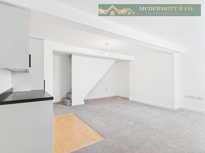 2 Bedroom Flat To Rent In Bradburys Lane, Greenfield, OL3