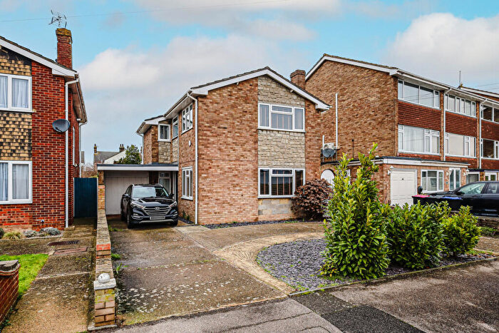 3 Bedroom Detached House For Sale In Gunners Road, Southend-on-sea, SS3