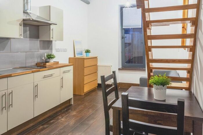 Studio To Rent In Hanover House, Edgware Road, Cricklewood, NW2