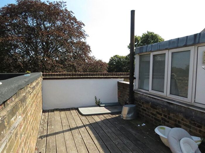 2 Bedroom Flat To Rent In The Gardens, East Dulwich, London, SE22