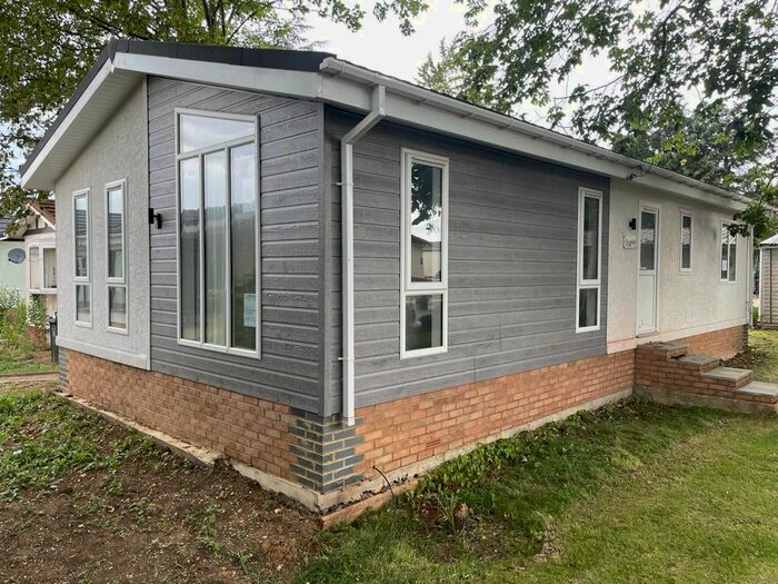 2 Bedroom Park Home For Sale In Stratton Park, Biggleswade, SG18