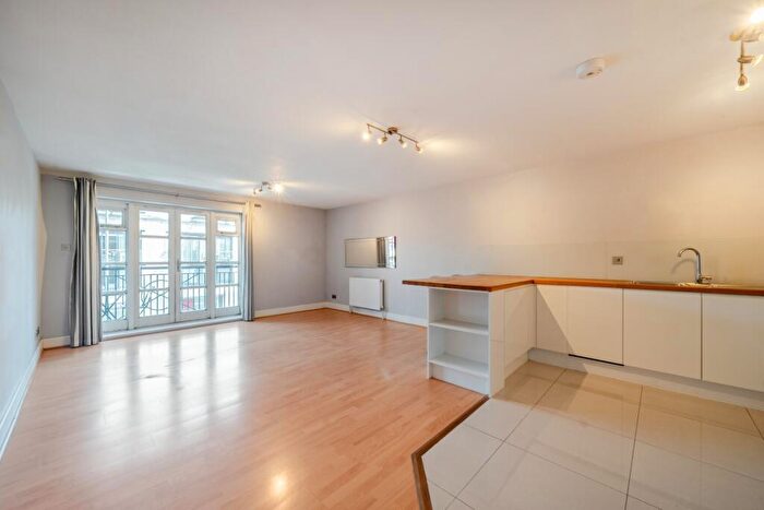 2 Bedroom Flat To Rent In Hamilton House, Victory Place, Narrow Street, E14