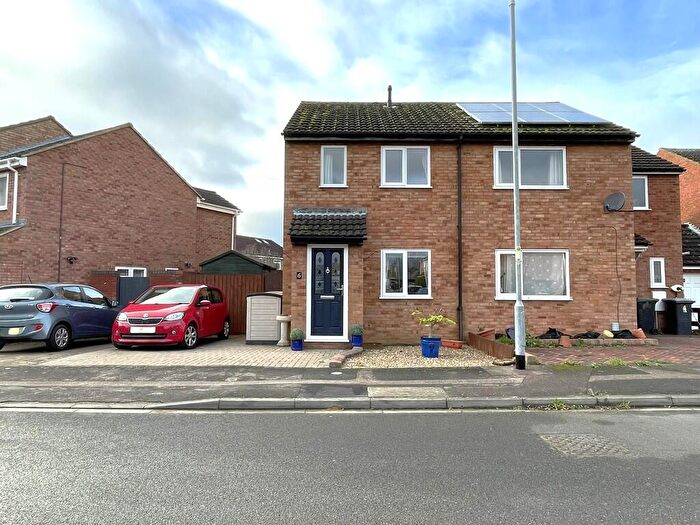 2 Bedroom Semi-Detached House For Sale In Derwent Avenue, Biggleswade, SG18