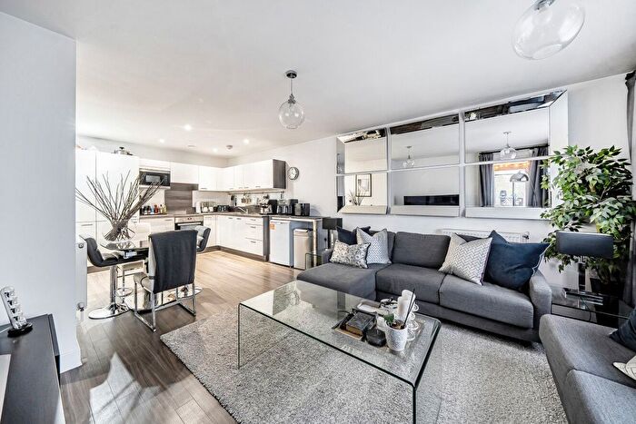 3 Bedroom Flat For Sale In Adenmore Road, Catford, London, SE6