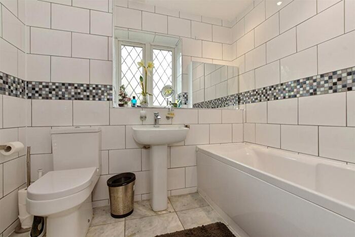 4 Bedroom Detached House For Sale In Grovewood Place, Woodford Green, Essex, IG8