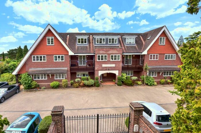 2 Bedroom Apartment To Rent In Waverley Lane, Farnham, Surrey, GU9