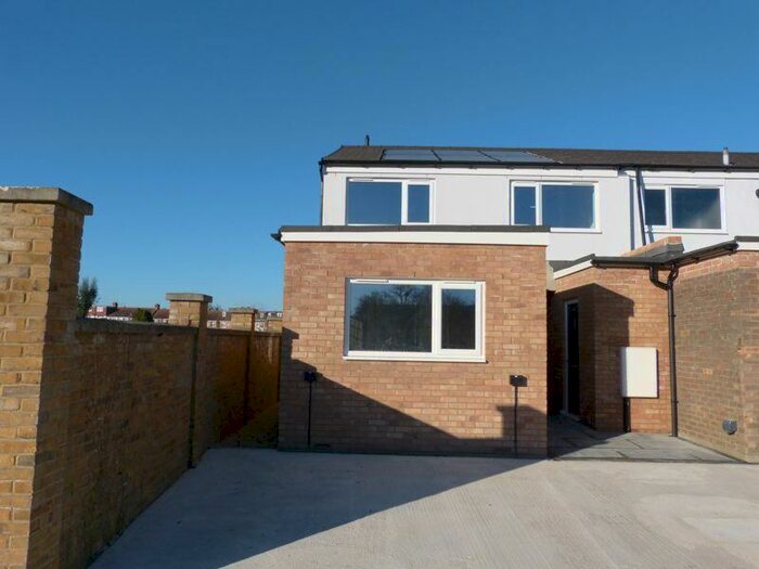 Detached House To Rent In Sinclare Close, Enfield, EN1