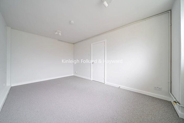 2 Bedroom Flat To Rent In Masons Hill, Bromley, Kent, BR2