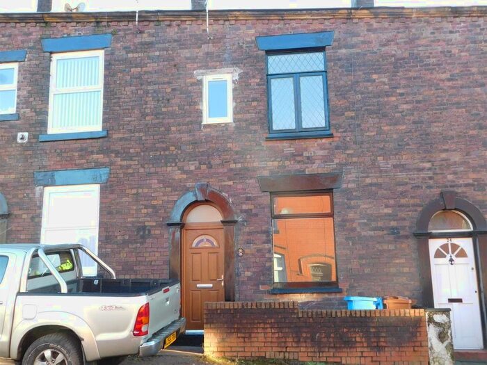 3 Bedroom Town House To Rent In Dickens Street, Oldham OL1
