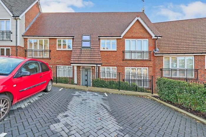 1 Bedroom Flat To Rent In Consort Drive, Leatherhead, KT22