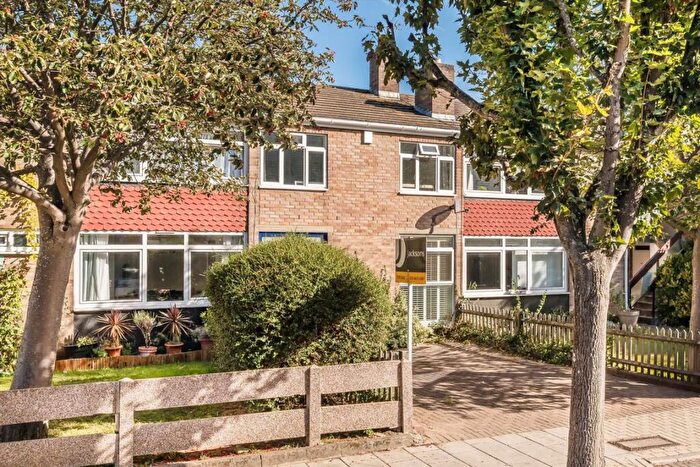 3 Bedroom Terraced House For Sale In Balham New Road, Balham, SW12