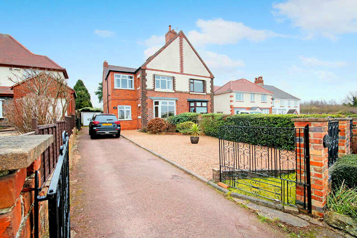 4 Bedroom Semi-Detached House For Sale In Acresford Road, Overseal, DE12