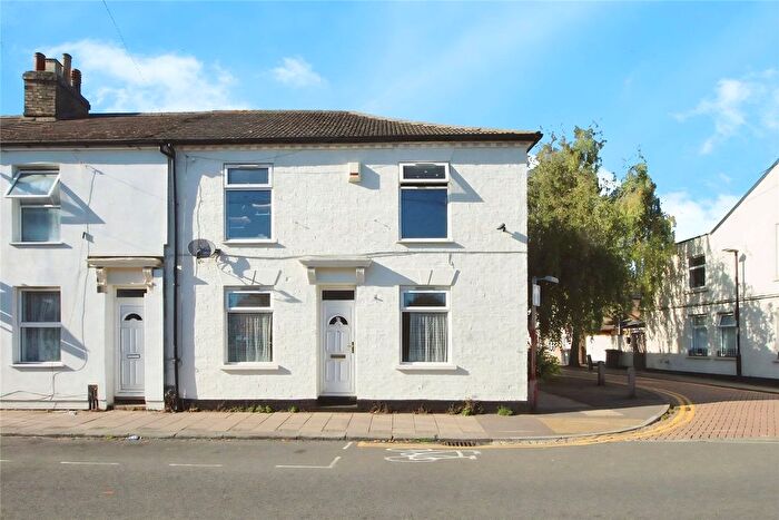 1 Bedroom Flat To Rent In Commercial Road, Bedford, Bedfordshire, MK40