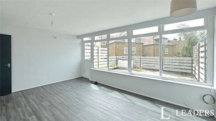 1 Bedroom Flat To Rent In Undercliff Road West, IP11