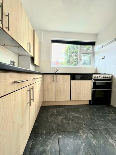 2 Bedroom Flat To Rent In Brackley Court, Beckenham, Kent, BR3
