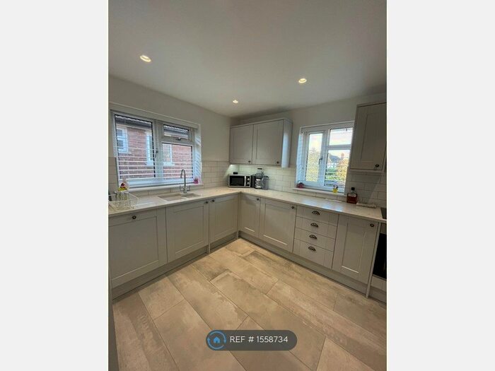 2 Bedroom Flat To Rent In Mayfield Close, Thames Ditton, KT7