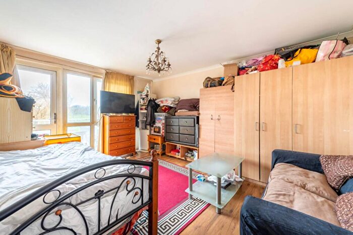 1 Bedroom Flat For Sale In Oman Avenue, Gladstone Park, London, NW2
