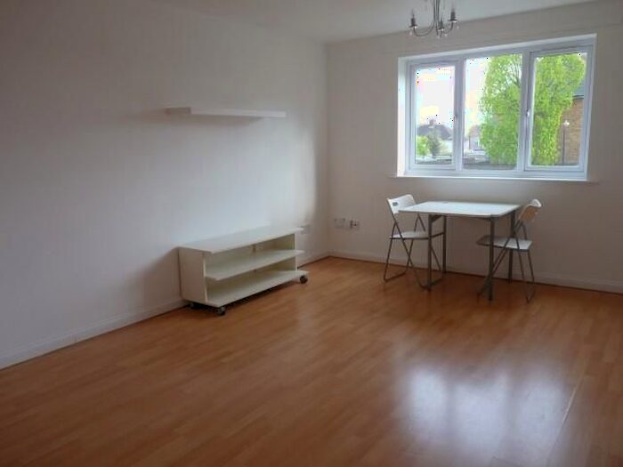 Studio To Rent In Linwood Crescent, Enfield, Middlesex, EN1