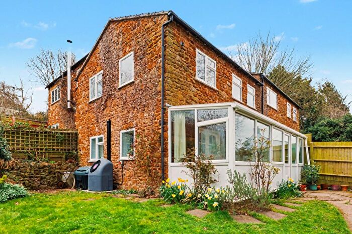 3 Bedroom Terraced House For Sale In School Hill, Mollington, OX17