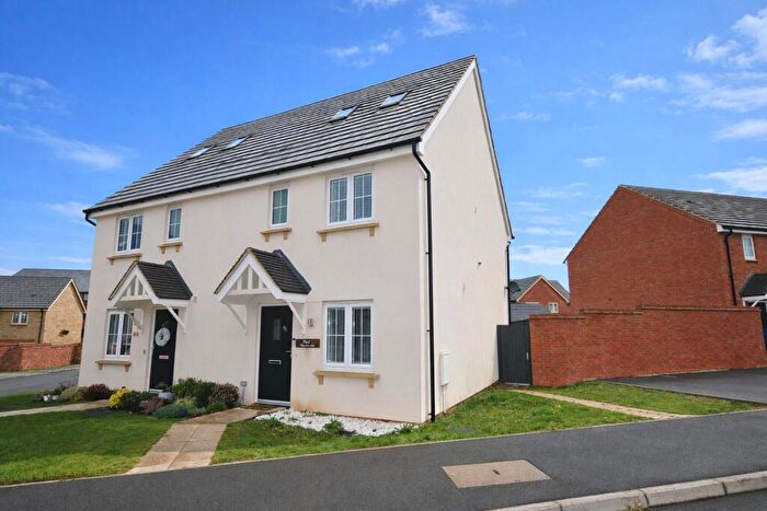 3 Bedroom Semi-Detached House For Sale In Lime Kiln Close, Boughton, Northampton, NN2