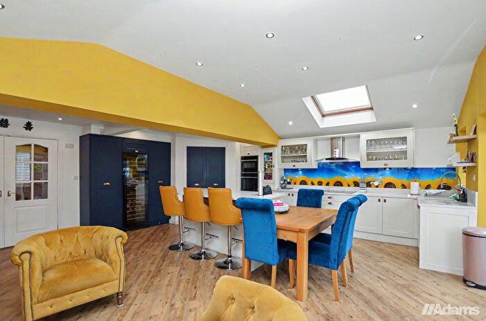 3 Bedroom Detached House For Sale In Embleton Grove, Beechwood, WA7