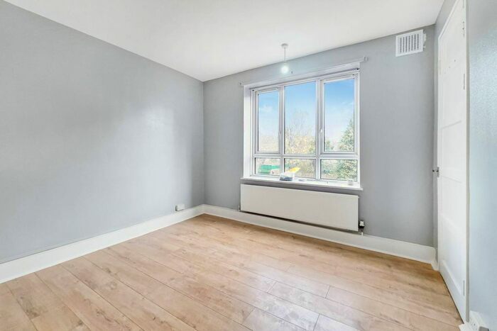 2 Bedroom Flat To Rent In Keats Estate, Stoke Newington, London, N16