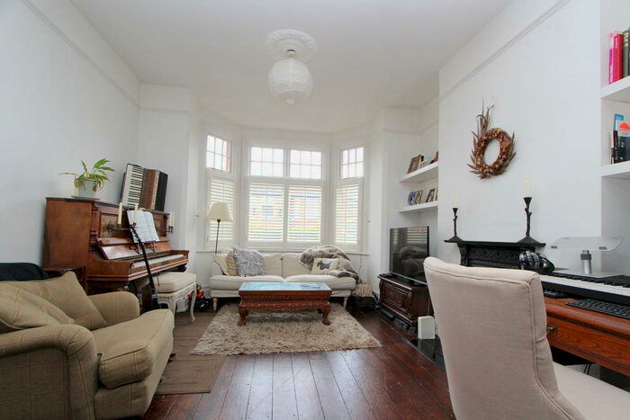 2 Bedroom Ground Flat To Rent In Thirlmere Road, Muswell Hill, N10
