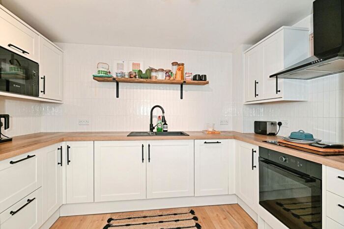 1 Bedroom Flat For Sale In Darwin Court, Rochester, Kent, ME1