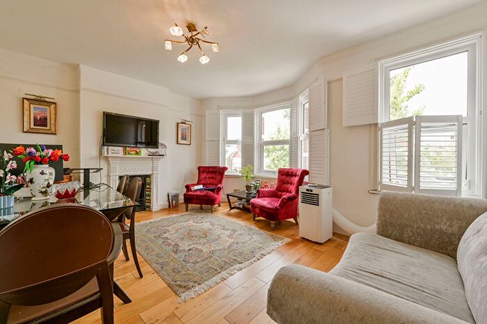3 Bedroom Flat To Rent In Lynton Avenue, West Ealing, London, W13