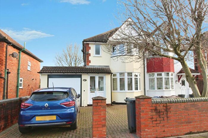 3 Bedroom Semi Detached House For Sale In Charlbury Crescent, Birmingham, West Midlands, B26