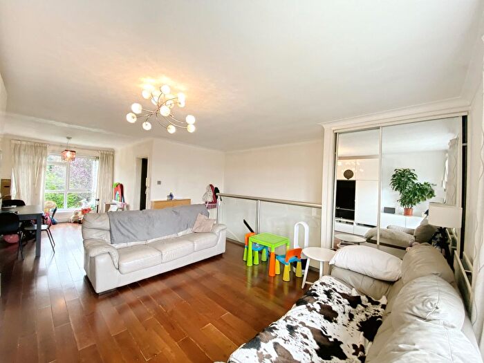 2 Bedroom Maisonette To Rent In Heath View, London, N2