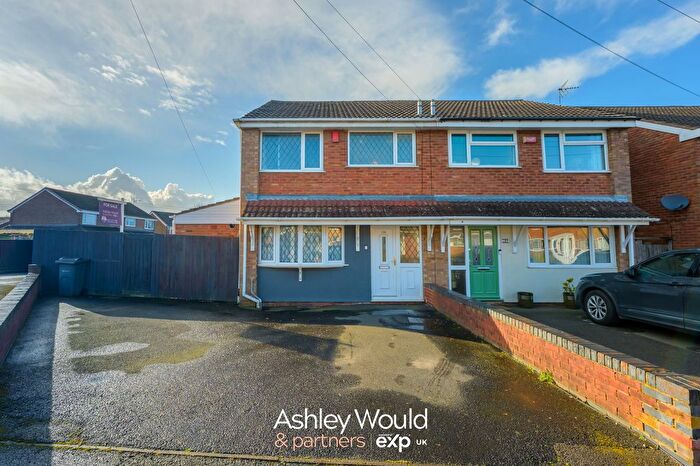 3 Bedroom Semi Detached House For Sale In Pinewood Drive, Birmingham, B32