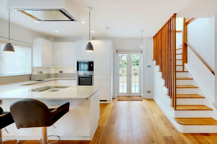 3 Bedroom Mews To Rent In Parkwood Mews, Highgate, N6