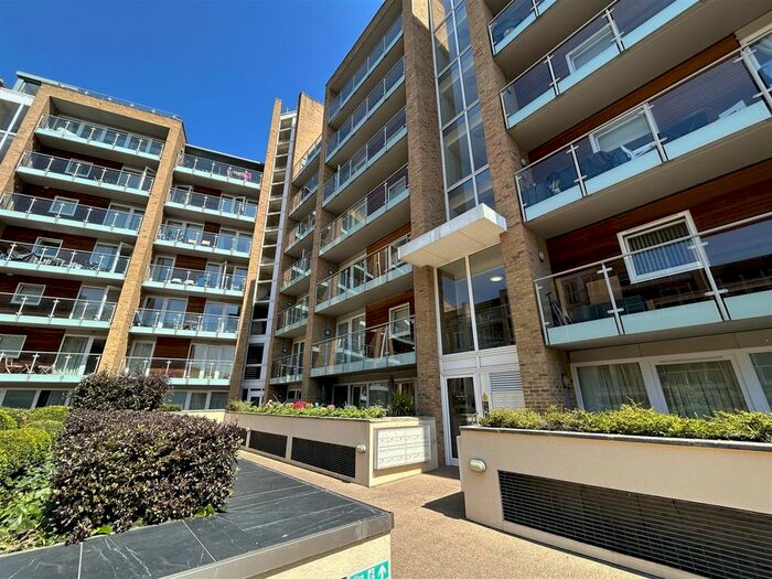 1 Bedroom Flat To Rent In Battersea Park Road, Battersea, SW8