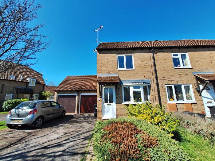 2 Bedroom End Of Terrace House To Rent In Selsey Way, RG6