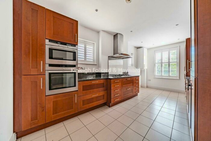2 Bedroom Flat For Sale In Westerham Road, Keston, BR2