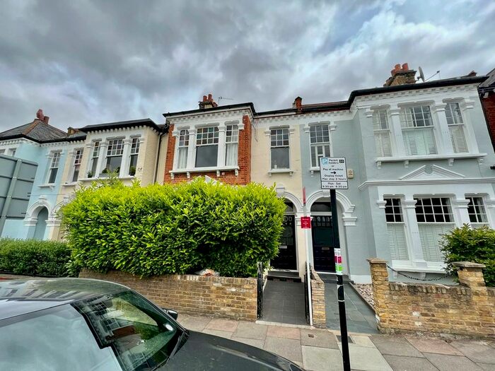 3 Bedroom Flat To Rent In Louiseville Road, Tooting Bec, SW17