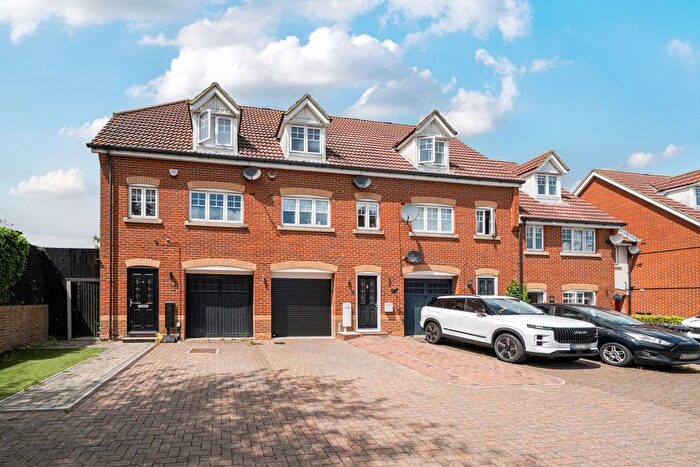 3 Bedroom Town House For Sale In Reservoir Close, Greenhithe, Kent, DA9